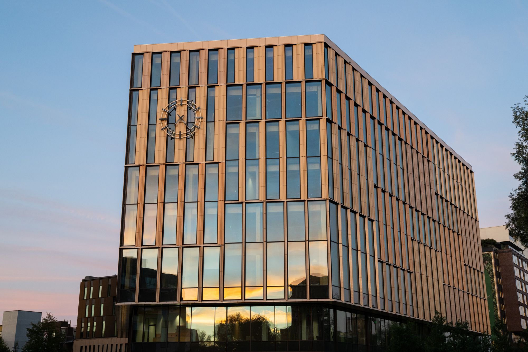Hout, ruimte, daglicht én licht dat de architectuur ondersteunt. Dat komt samen in het nieuwe Dordthuis in Dordrecht.