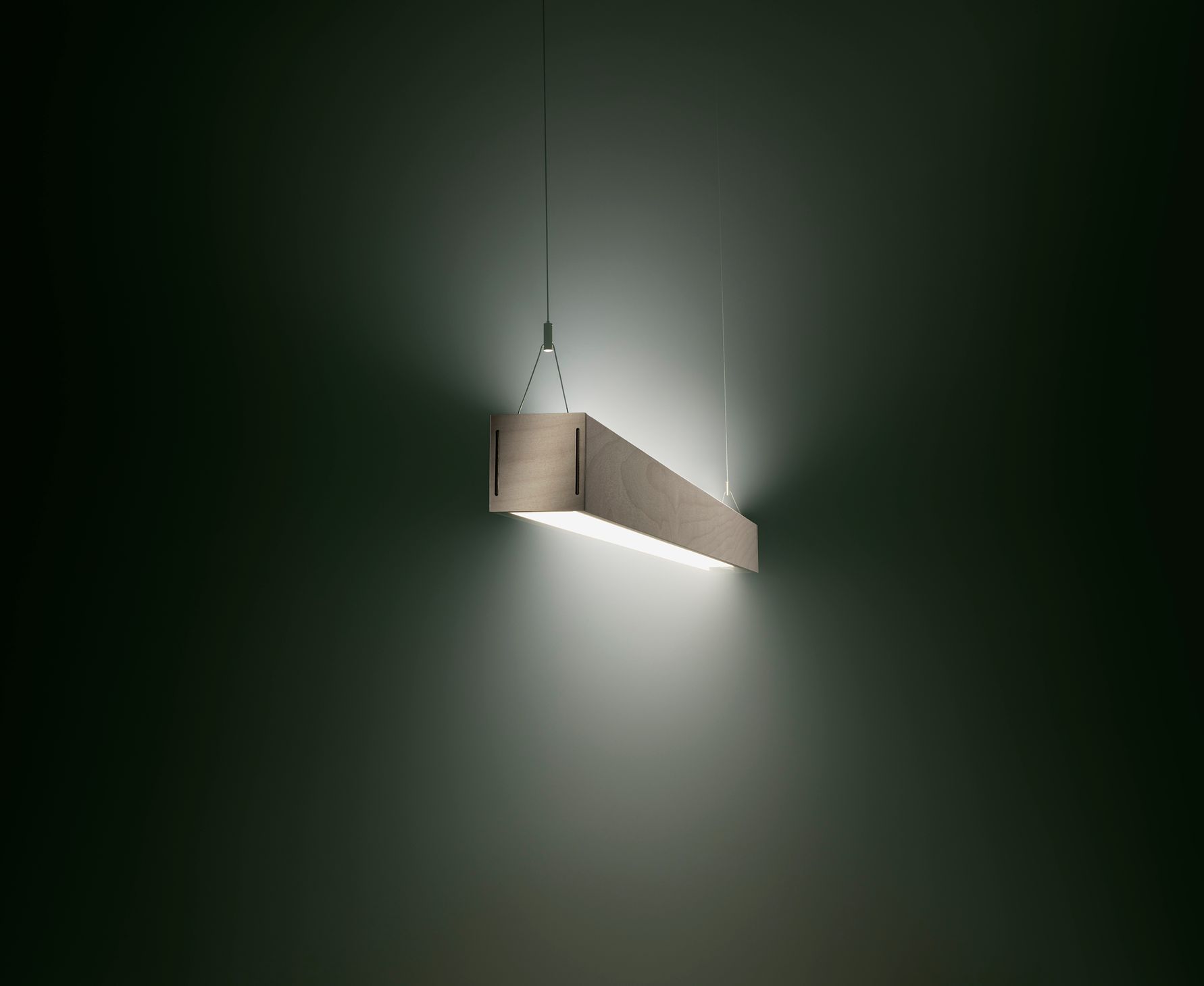 Kvisten näyttää tietä –  puinen valaisin pohjautuen perinteiseen käsityöhön höystettynä uusiokäytetyllä materiaalilla