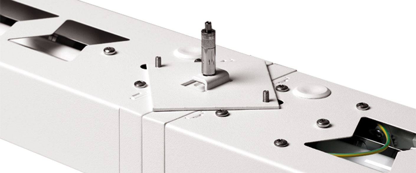 Closs can be continuously mounted via a coupler. Please note that the luminaire is delivered without through-wiring.