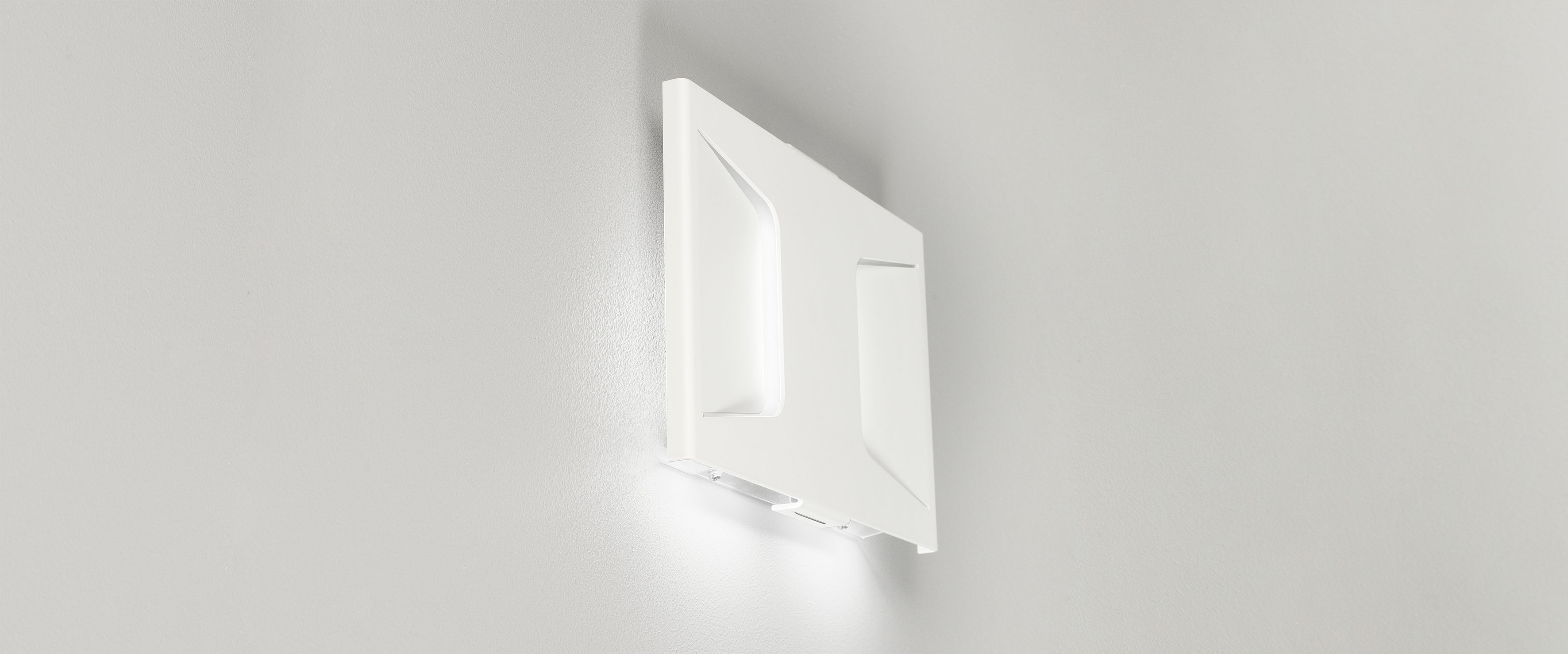 Most of the light is directed towards the floor. The luminaire also distributes light in and around the shade.
